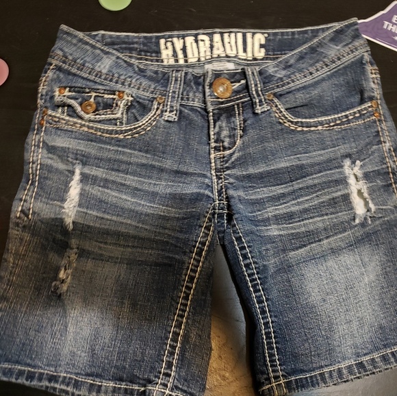 🔴 SOLD 2 pairs of Jean shorts - Picture 5 of 7